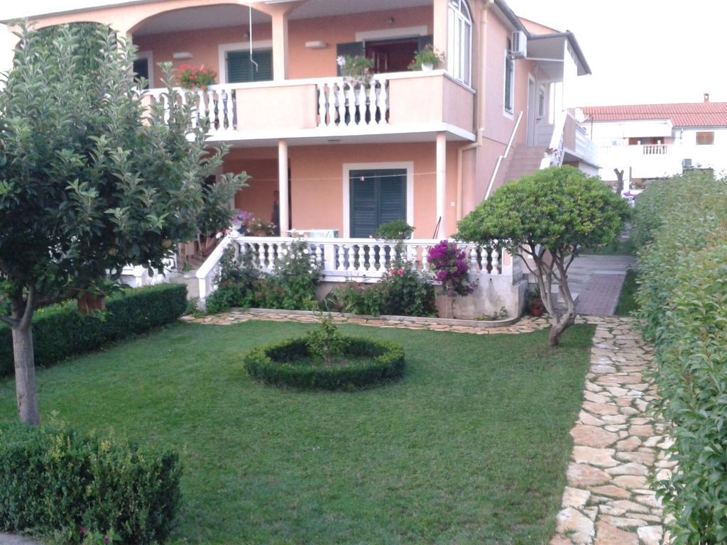 Apartments Lena Sukosan Luaran gambar
